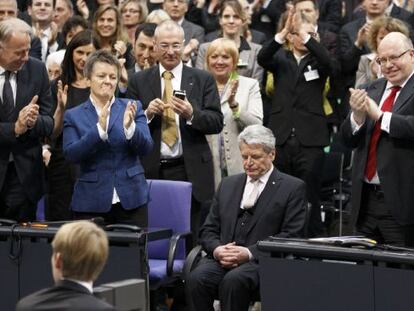 Joachim Gauck recibe el reconocimiento de los parlamentarios en el Bundestag, despu&eacute;s de ser elegido hoy presidente de Alemania.
