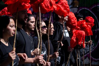 Este miércoles 15 de noviembre, a 50 años de que Joan y Víctor se separaran, su funeral se llevó a cabo junto a cientos de personas que quisieron acompañar a la familia hasta el Cementerio General en Santiago. En la imagen, un grupo de personas camina junto al féretro de Joan Turner, mientras se realiza la caminata hacia el Cementerio General.