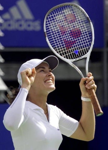 Martina Hingis muestra su alegría tras ganar el torneo Internacional de Sidney, en Homebush Bay, el 13 de enero de 2001. Hingis venció por 6-3 4-6 7-5.