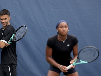 Pere Riba supervises a Coco Gauff training session in New York.