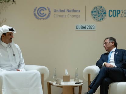 Petro se reúne con el emir de Qatar, Sheikh Tamim bin Hamad Al Thani, el 1 de diciembre durante la COP28 de Dubái.