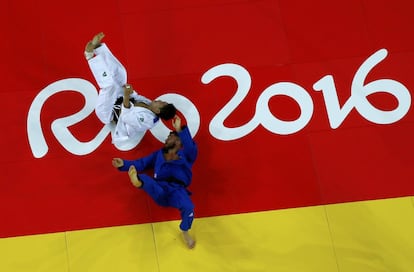 Hong Kuk Hyon (Corea del Norte) y Pierre Duprat (Francia) compiten durante el tercer día de los Juegos de Río 2016.