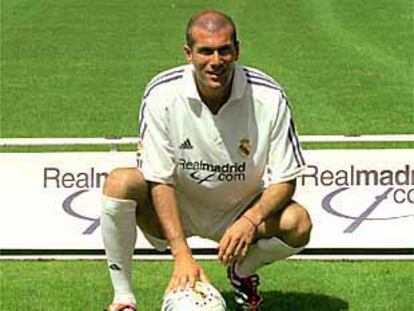 Zidane, vestido con la camiseta del Madrid, pisa por primera vez el césped del Bernabéu.