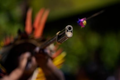 Un competidor dispara un dardo durante uno de los eventos de las Olimpiadas indígenas de Peruibe. 