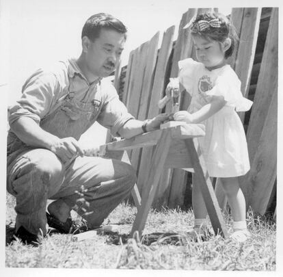 George Nakashima con su hija, Mira Nakashima-Yarnall, haciendo trabajos de carpintería. |