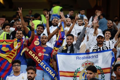 Aficionados en las gradas antes del partido de la final de la Supercopa de España de fútbol entre el Real Madrid y el Barcelona, este domingo  en Yeda, Arabia Saudí.
