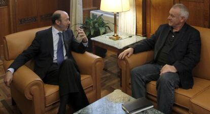 Alfredo P&eacute;rez Rubalcaba (PSOE) y Cayo Lara (IU), reunidos en el Congreso en junio de 2012. 