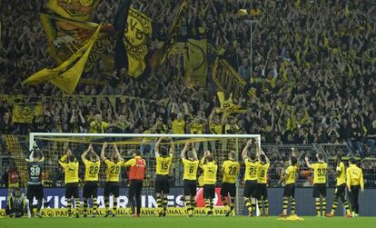 Los jugadores del Dortmund aplauden a sus aficionados.