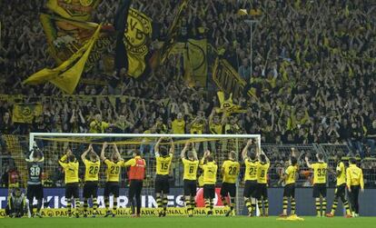 Los jugadores del Dortmund aplauden a sus aficionados.