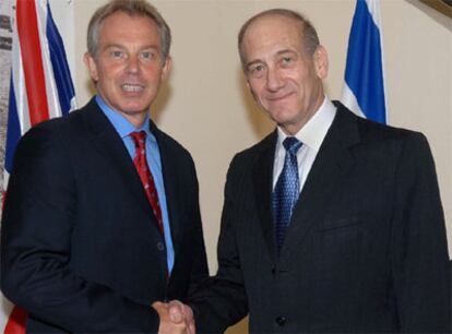 Ehud Olmert, a la derecha, junto a Tony Blair, antes de su reunión en Jerusalén.