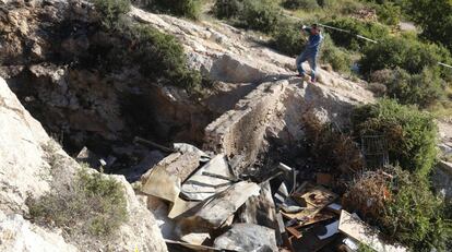 Cueva en el paraje de La Molineta, en el barrio de Los Ángeles de Almería, donde murieron tres jóvenes.
