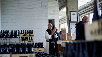 Tienda de la cervecera Westvleteren en la abadía de San Sixto, en la localidad de Vleteren (Bélgica).