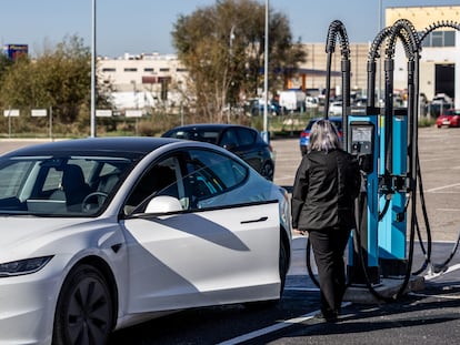 Una usuaria de coche eléctrico intenta cargar su coche eléctrico en una estación de carga de un parque comercial de Illescas (Toledo). © Alex Onciu