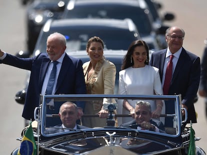 Lula da Silva, acompañado por su esposa, Rosangela Silva, el vicepresidente electo, Geraldo Alckmin, y la esposa de este, Maria Lucia Ribeiro, en camino al Congreso de Brasil para la toma de posesión.