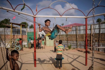 Ni?os rohingya refugiados juegan en un patio de recreo en el campo de refugiados de Thangkhali, cerca de Cox's Bazar, Bangladesh.