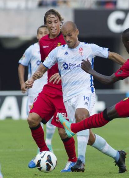 Mikel Rico (der), del Granada, pugna por el balón con Pina