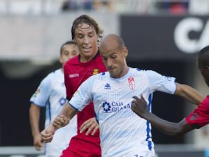 Mikel Rico (der), del Granada, pugna por el balón con Pina