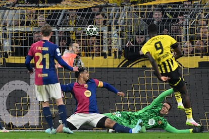 Guirassy anota su tercer gol ante el Barcelona este martes.