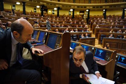 El candidato del PSOE, Alfredo Pérez Rubalcaba, habla con el portavoz del grupo socialista en el Congreso, José Antonio Alonso.