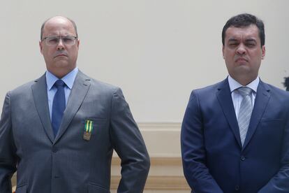 El gobernador en funciones Cláudio Castro, a la derecha, junto al suspendido Wilson Witzel, en Río de Janeiro.
