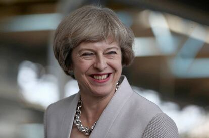Theresa May, la nueva primera ministra del Reino Unido, durante la visita a una fábrica el miércoles día 3.