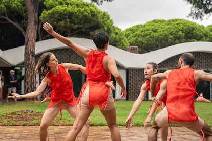 El grup de dansa creat per Lola Lasurt i Mireia de Querol, reinterpreta la dansa Duncan a la Casa Gomis durant la biennal Manifesta