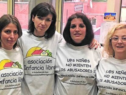 Madres de Infancia Libre, tras ser invitadas por Podemos al Senado en 2017. 