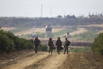 Soldados israelíes caminan cerca de la Franja de Gaza. 