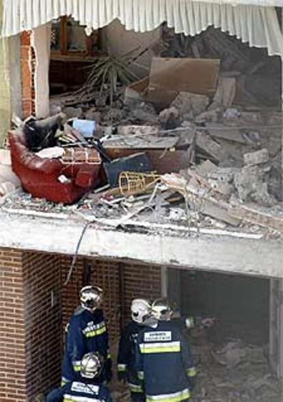 Los bomberos inspeccionan los daños causados por la explosión de los terroristas en Leganés.