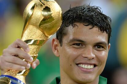 Thiago Silva, con la Copa Confederaciones tras la victoria.