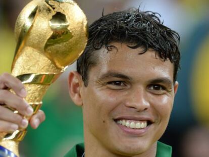 Thiago Silva, con la Copa Confederaciones tras la victoria.