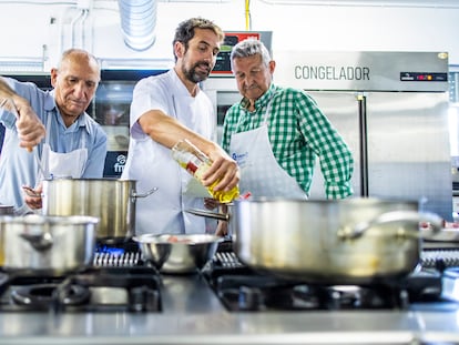 Programa municipal Mayorchef en Leganés, en el centro de formación 1º de Mayo. El chef Carlos Sáez explica un plato a Basilio (80 años) y Emilio (74 años).