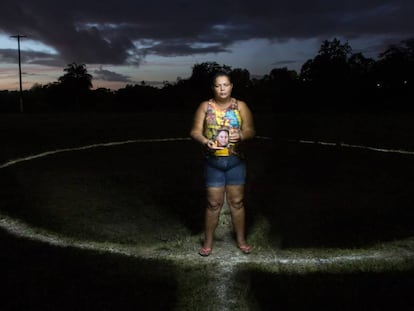 Vânia Maria segura uma foto do filho Denílson, em São Lourenço da Mata.