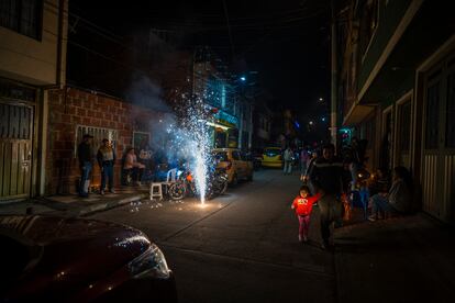 Las familias se reunieron en las calles para convivir como parte de la tradición.