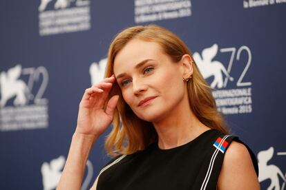 L'actriu, Diane Kruger, atén la premsa, a la seva arribada al 'photocall' del Festival de Venècia.