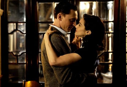 Tom Hiddleston y Rachel Weisz, en 'The deep blue sea'.