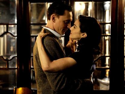 Tom Hiddleston y Rachel Weisz, en &#039;The deep blue sea&#039;.