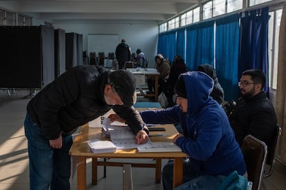 Votantes en la jornada electoral en Santiago, Chile, el 29 de junio de 2025.