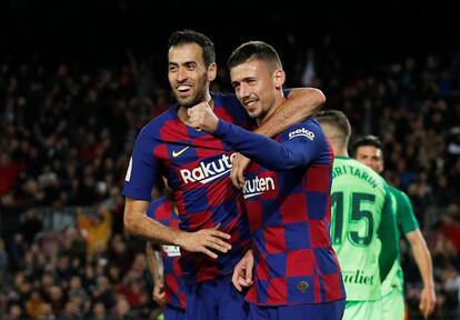 Busquets y Lenglet celebran el segundo gol. 