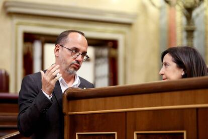 El portaveu del PdCAT, Carles Campuzano, conversa amb la portaveu del PSOE en el Congrés, Margarita Robles, durant el ple del Congrés.