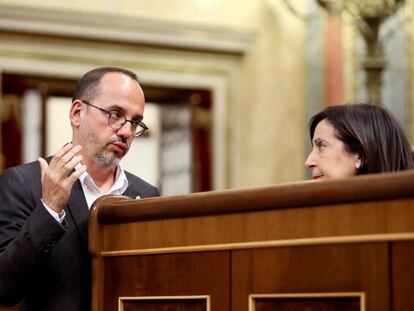 El portaveu del PdCAT, Carles Campuzano, conversa amb la portaveu del PSOE en el Congrés, Margarita Robles, durant el ple del Congrés.