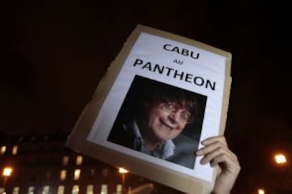Retrato de Cabu portado por un manifestante en París.