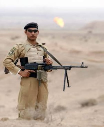 Un soldado iraquí hace guardia en el pozo petrolero de al-Fakka, en la ciudad al sur de Bagdad (Iraq). EFE/Archivo