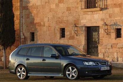 El Saab 9-3 Sport Hatch ofrece la funcionalidad de las carrocerías familiares con una imagen más deportiva. El diseño del portón trasero y los pilotos verticales en blanco son los detalles más originales.