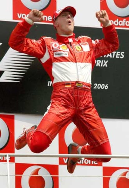 Michael Schumacher celebra su victoria en Indianapolis.