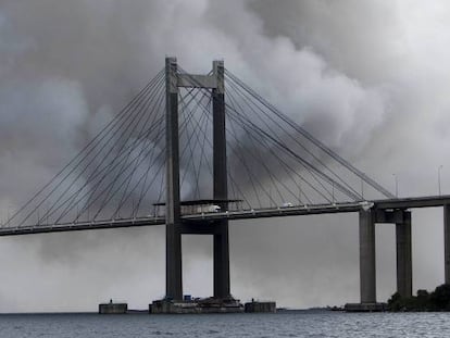 Vista del puente de Rande envuelto en humo del incendio de Fandicosta.