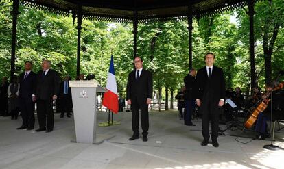 El presidente electo Emmanuel Macron, junto al saliente, François Hollande, en los Jardines de Luxemburgo, este miércoles.