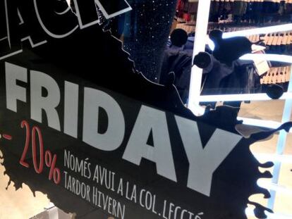 C&aacute;rtel promocional de Black Friday en un escaparate de Barcelona.