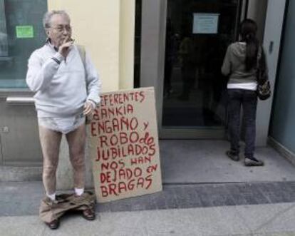 Un hombre protesta "en paños menores" en oficina de Bankia, en la madrileña calle de Gran Vía. Adicae ha animado a sus asociados a que participen hoy en la campaña "Toque a Bankia", una acción reivindicativa en la que está previsto que "miles de sucursales" de la entidad reciban la visita "incómoda" de las víctimas del fraude de las participaciones preferentes y deuda subordinada.