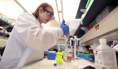 Una investigadora trabaja en el laboratorio de Sanofi.